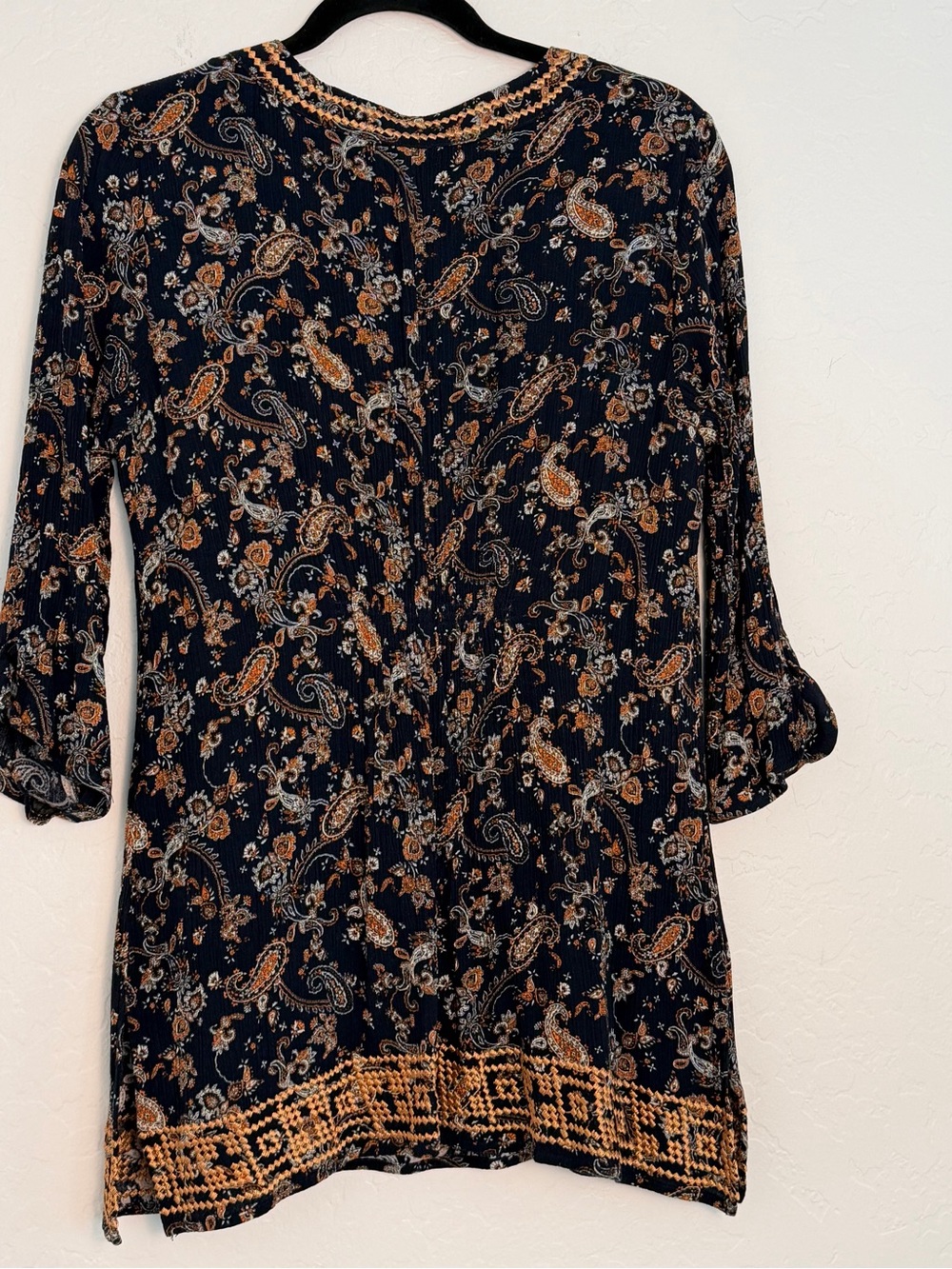 Magnolia Grace Women Medium Crinkle Knit Top Black/Orange Paisley Artsy Boho